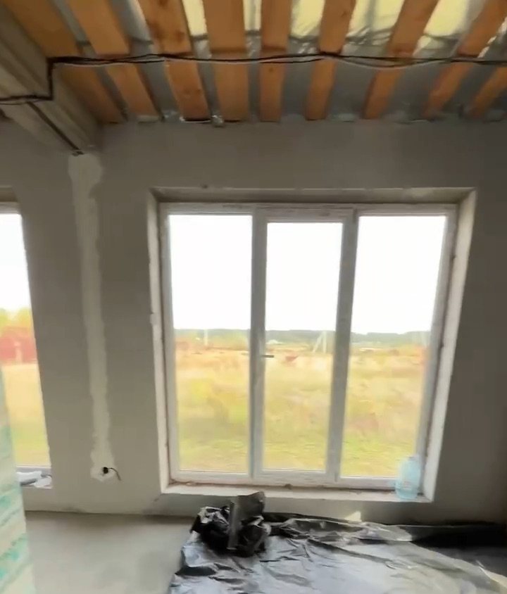 Панорамне вікно з видом на ділянку