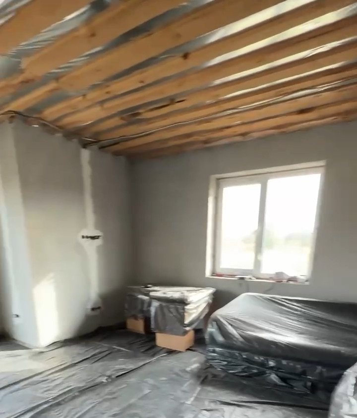 Вітальня з великими вікнами